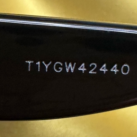 ⭐️New Gucci Black Framed Sunglasses, Grey Lenses, Velvet case, Satin pouch. - Picture 4 of 9